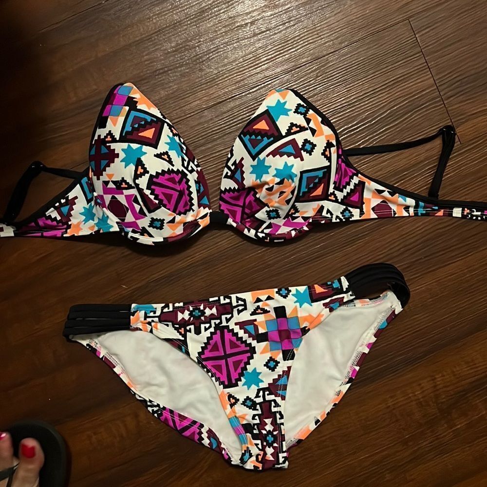 Body Glove Bikini - White Pattern Purple NEW - Medium Bottom, Large Top